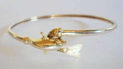 BEAUTIFUL!! VINTAGE STERLING SILVER DOLPHIN BANGLE WITH BEAUTIFUL DETAIL