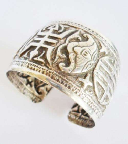 EXQUISITE!!! HUGE ANTIQUE STERLING SILVER BANGLE WITH STUNNING EMBOSSED DETAIL 36.1g