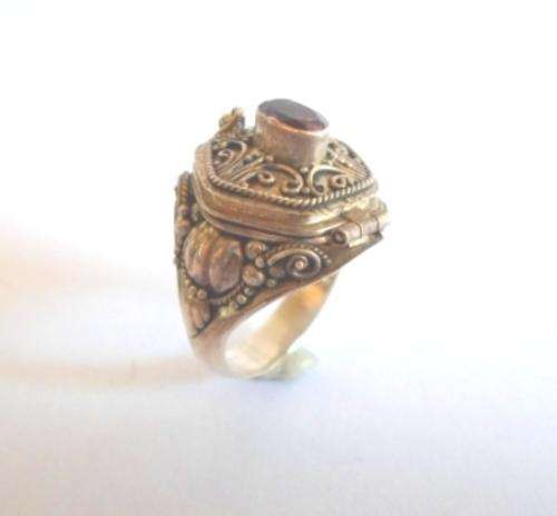WOW!! HUGE HIGHLY DETAILED VINTAGE STERLING SILVER & AMETHYST POISON RING SIZE P1/2