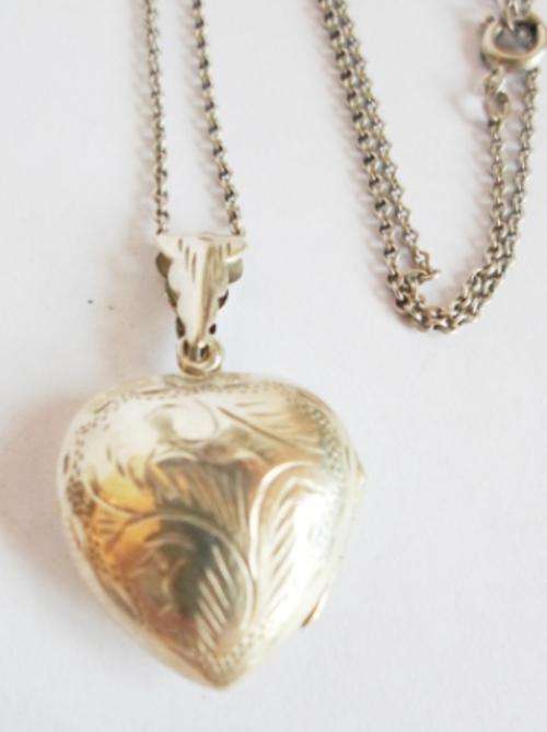 GORGEOUS!! VINTAGE STERLING SILVER HEART LOCKET & CHAIN