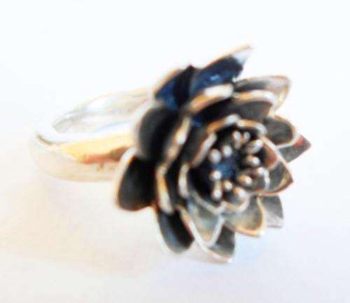 AMAZING!! LARGE DESIGNER STERLING SILVER FLOWER RING WITH BLUE STONE SIZE O 12.4gr
