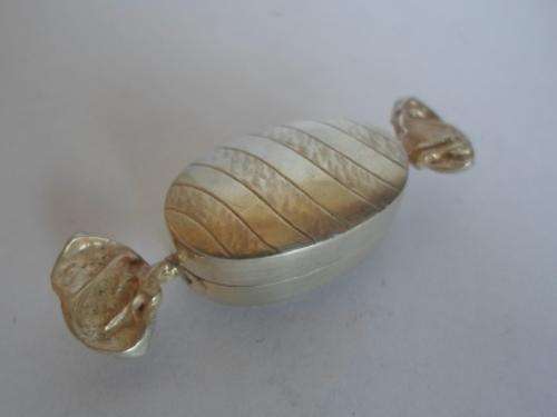 GORGEOUS!! VINTAGE HALLMARKED 2000 SHEFFIELD SILVER SWEET FORM PILL BOX BY M.H, WOW!!