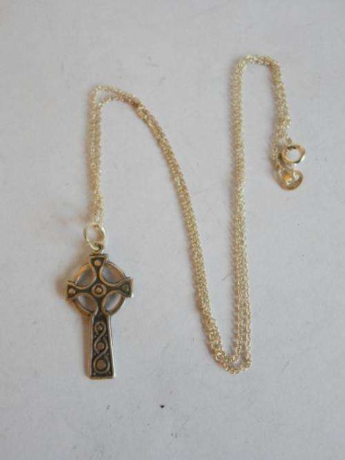 STUNNING!! VINTAGE STERLING SILVER CELTIC CROSS WITH CHAIN 2.8gr