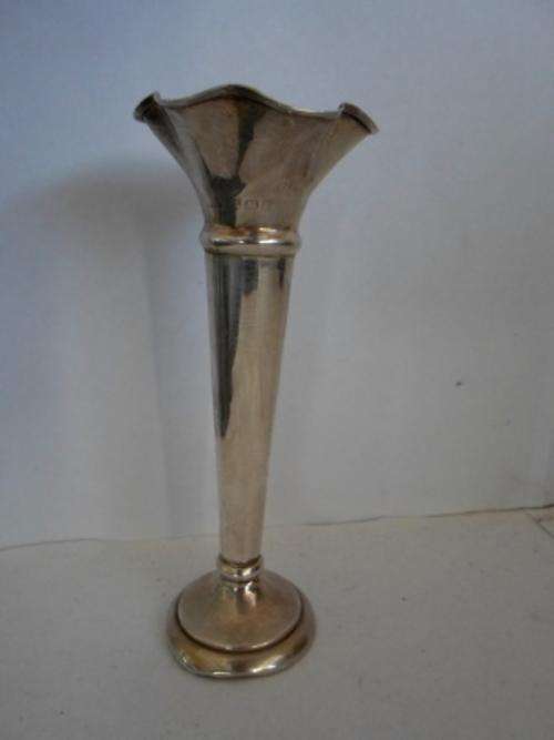 LOVELY!! 1907 BIRMINGHAM SILVER TRUMPET VASE BY H.M 30.1gr