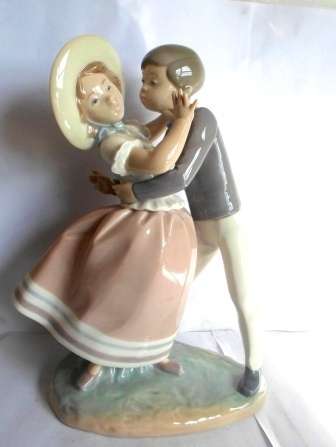 AMAZING!! LARGE LLADRO FIGURE OF BOY TRYING TO KISS A GIRL, MINT CONDITION VALUE R2500, WOW!!