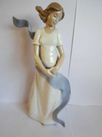 WOW!! STUNNING!! VINTAGE LLADRO NAO "KISSED BY THE WIND" FIGURE, MINT CONDITION!! VALUE R1200