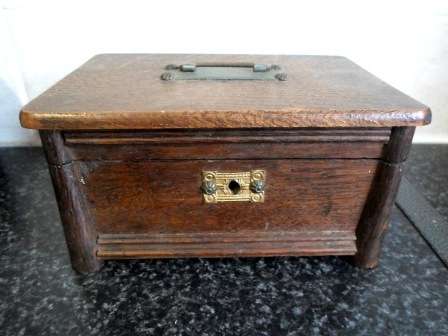 LOVELY!! VINTAGE ARTS & CRAFTS JEWELLERY BOX IN GREAT CONDITION STUNNING!! WOW!!! WOW!!!