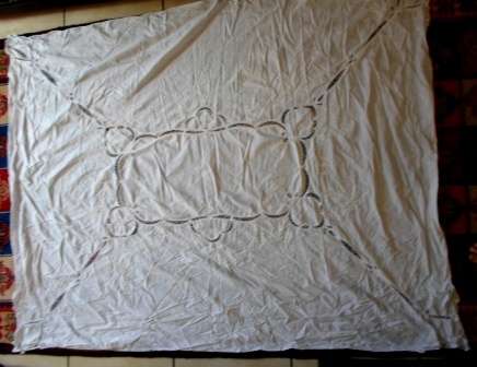 WOW!! EXQUISITE VINTAGE LACE TABLECLOTH WITH BEAUTIFUL DETAIL WOW!!