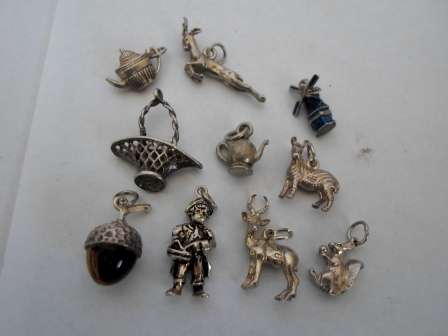WOW!!! COLLECTION OF 10 VINTAGE STERLING SILVER CHARMS 25.6g STUNNING!! WOW!!