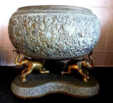 WOW! LARGE HEAVY ANTIQUE INDIA BRASS HAND CHISELED BOWL ON ELEPHANT BASE CIRCA 1910,  13,6kg!! WOW!!