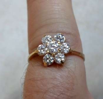 WOW!! GORGEOUS 9ct GOLD & CZ CLUSTER RING 1,5g  WOW!! WOW!!