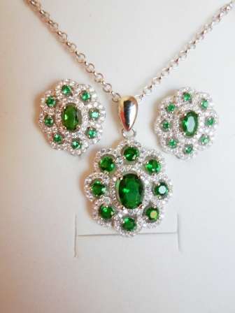 WOW!! MAGNIFICENT STERLING SILVER & MULTIPLE CZ EARRING & PENDANT SET g VALUE R1100 WOW!!