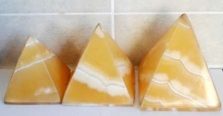 WOW!! MAGNIFICENT!! 3 X GRADUATED YELLOW AGATE STONE PYRAMID LIGHTS WOW!!!