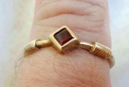 WOW!! LOVELY!! VINTAGE 9ct GOLD & GARMET RING 1,2g SIZE P 1/2 WOW!!