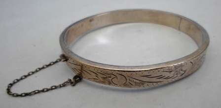 LOVELY!! VINTAGE STERLING SILVER CLIP BANGLE WITH ENGRAVED DETAIL 11.1g WOW!!