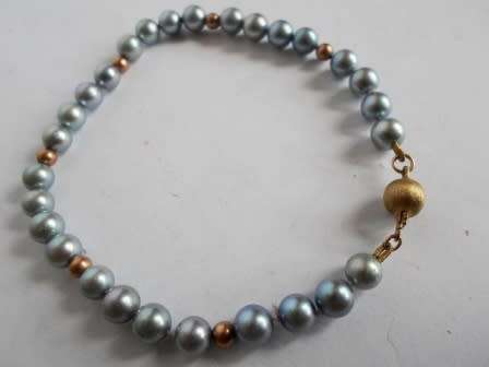 WOW!! VINTAGE BLACK PEARL & 9ct GOLD BRACELET WITH 9ct GOLD CLASP VALUE R2500 WOW!!