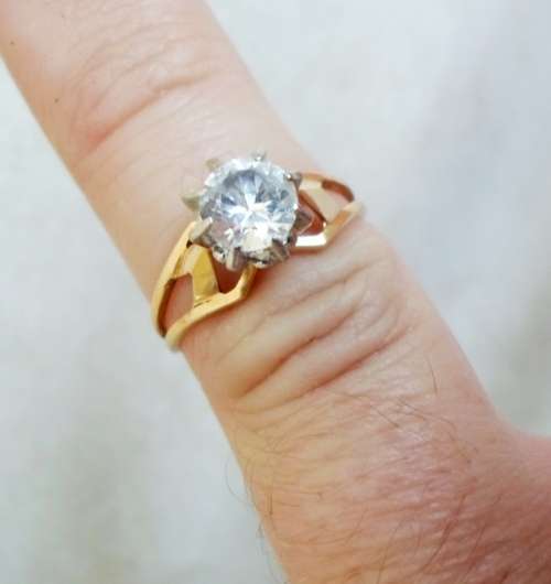 EXQUISITE!! STYLISH 18ct YELLOW & WHITE GOLD 1.00ct WHITE SAPPHIRE RING  2,6g VALUE R7500 WOW!!