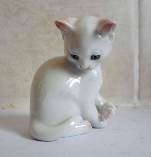WOW!! VINTAGE ROSENTHAL CAT FIGURE WITH THE MOST BEAUTIFUL FACE WOW!! WOW!!!