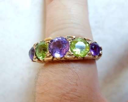 WOW!! VINTAGE HALLMARKED 9ct YELLOW GOLD AMETHYST & PERIDOT RING SIZE O  4,5g  VALUE R7500