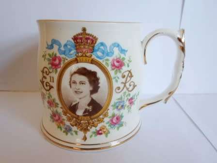 WOW!!  ROYAL ALBERT QUEENS CORRONATION MUG WOW!! WOW!!