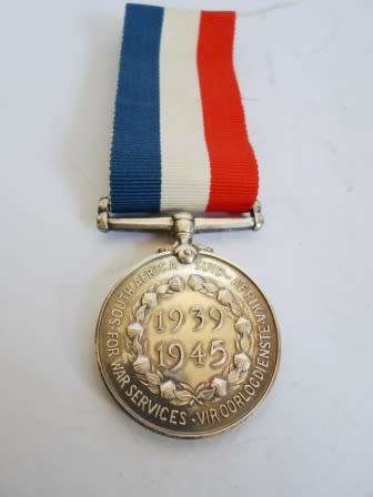 RARE! WW2 SOUTH AFRICA SILVER MEDAL FOR WAR SERVICES 38,3g ONLY 17500 AWARDED VALUE R695 WOW!!
