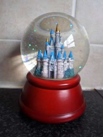 EXQUISITE!! WALT DISNEY MUSICAL SNOW GLOBE OF THE DISNEY CASTLE, AMAZING PIECE!! WOW!!