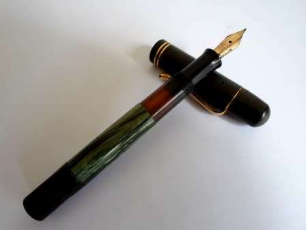 WOW!! VINTAGE PELICAN FOUNTAIN PEN WITH 14ct GOLD NIB  WOW!!