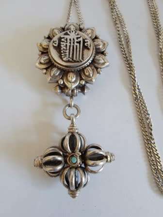MAGNIFICENT!! VINTAGE STERLING SILVER, CORAL & TURQUOISE PILL BOX PENDANT & CHAIN 28,3g