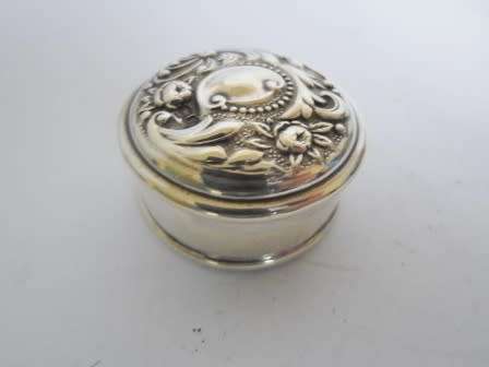STUNNING 1905 BIRMINGHAM SILVER PILL BOX WITH BEAUTIFUL DETAIL, BY WILLIAM VALE & SONS  8,1g WOW!!