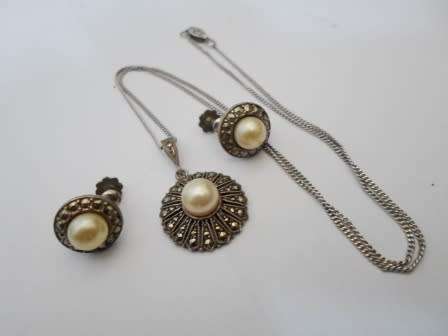 WOW!! VINTAGE 1950's FRENCH STERLING SILVER, MARCASITE & FAUX PEARL PENDANT & EARRING SET 9,9g
