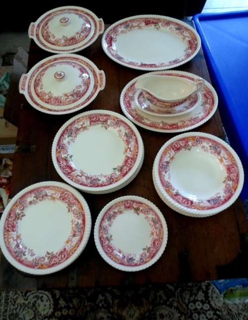 MAGNIFICENT!! JOHNSON BROS DEVONSHIRE 30 PIECE DINNER SERVICE CIRCA 1950's WOW!! WOW!