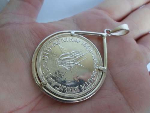 WOW!! VINTAGE 5 SHILLINGS SILVER COIN PENDANT THE BORDER IS PLATED   35,3g  WOW!!