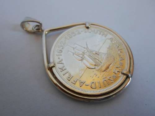 WOW!! VINTAGE 5 SHILLINGS SILVER COIN PENDANT THE BORDER IS PLATED   35,3g  WOW!!