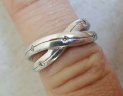GORGEOUS!! VINTAGE 9ct WHITE GOLD 0,05ct DIAMOND CROSSOVER RING SIZE L  3,6g VALUE R3500