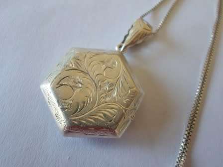 GORGEOUS!! VINTAGE HEXAGONAL STERLING SILVER LOCKET & CHAIN  9,7g   WOW!!
