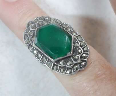 SPECTACULAR!! 1930's UNCAS MFG CO. STERLING SILVER GREEN STONE & MARCASITE RING SIZE L   6,0g