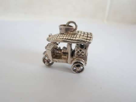 GORGEOUS!! VINTAGE STERLING SILVER TUK TUK PENDANT WITH SPINNING WHEELS  8,4g  WOW!!