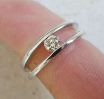 SPECTACULAR!! 9ct WHITE GOLD 0,25ct DIAMOND MILLENNIUM RING  3,6g  VALUE R7500  STUNNING!!