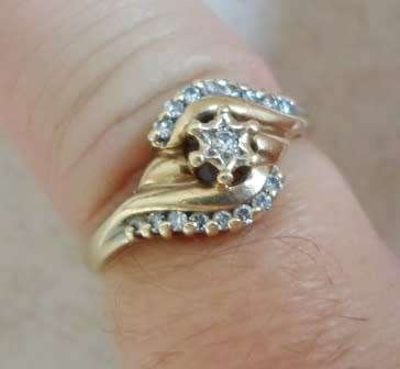 STUNNING!! OBLO 9ct GOLD 0,10ct DIAMOND RING  2,5g  VALUE R2500  STUNNING!!