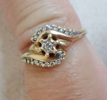 STUNNING!! OBLO 9ct GOLD 0,10ct DIAMOND RING  2,5g  VALUE R2500  STUNNING!!
