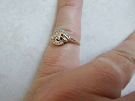 STUNNING!! OBLO 9ct GOLD 0,10ct DIAMOND RING  2,5g  VALUE R2500  STUNNING!!