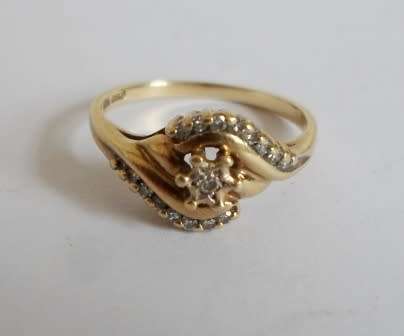 STUNNING!! OBLO 9ct GOLD 0,10ct DIAMOND RING  2,5g  VALUE R2500  STUNNING!!