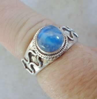 BEAUTIFUL!!  STERLING SILVER & MOONSTONE RING LOVELY DESIGN  5,1g    WOW!!