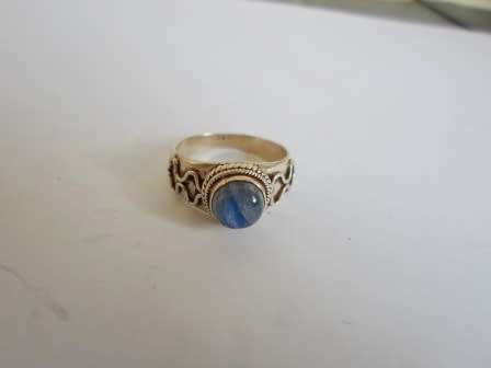 BEAUTIFUL!!  STERLING SILVER & MOONSTONE RING LOVELY DESIGN  5,1g    WOW!!