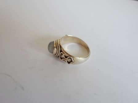 BEAUTIFUL!!  STERLING SILVER & MOONSTONE RING LOVELY DESIGN  5,1g    WOW!!
