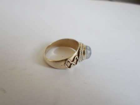 BEAUTIFUL!!  STERLING SILVER & MOONSTONE RING LOVELY DESIGN  5,1g    WOW!!