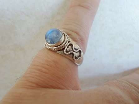 BEAUTIFUL!!  STERLING SILVER & MOONSTONE RING LOVELY DESIGN  5,1g    WOW!!