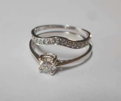 WOW!! 0,25ct DIAMOND 9CT WHITE GOLD RING WITH 0,14ct DIAMOND 9CT BAND SIZE O1/2  2,8g VALUE R7950