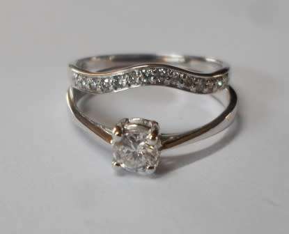 WOW!! 0,25ct DIAMOND 9CT WHITE GOLD RING WITH 0,14ct DIAMOND 9CT BAND SIZE O1/2  2,8g VALUE R7950