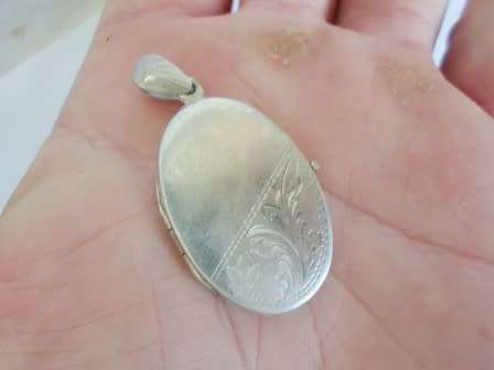 WOW!! LARGE VINTAGE STERLING SILVER LOCKET WITH ENGRAVED DETAIL 6,8g  WOW!!